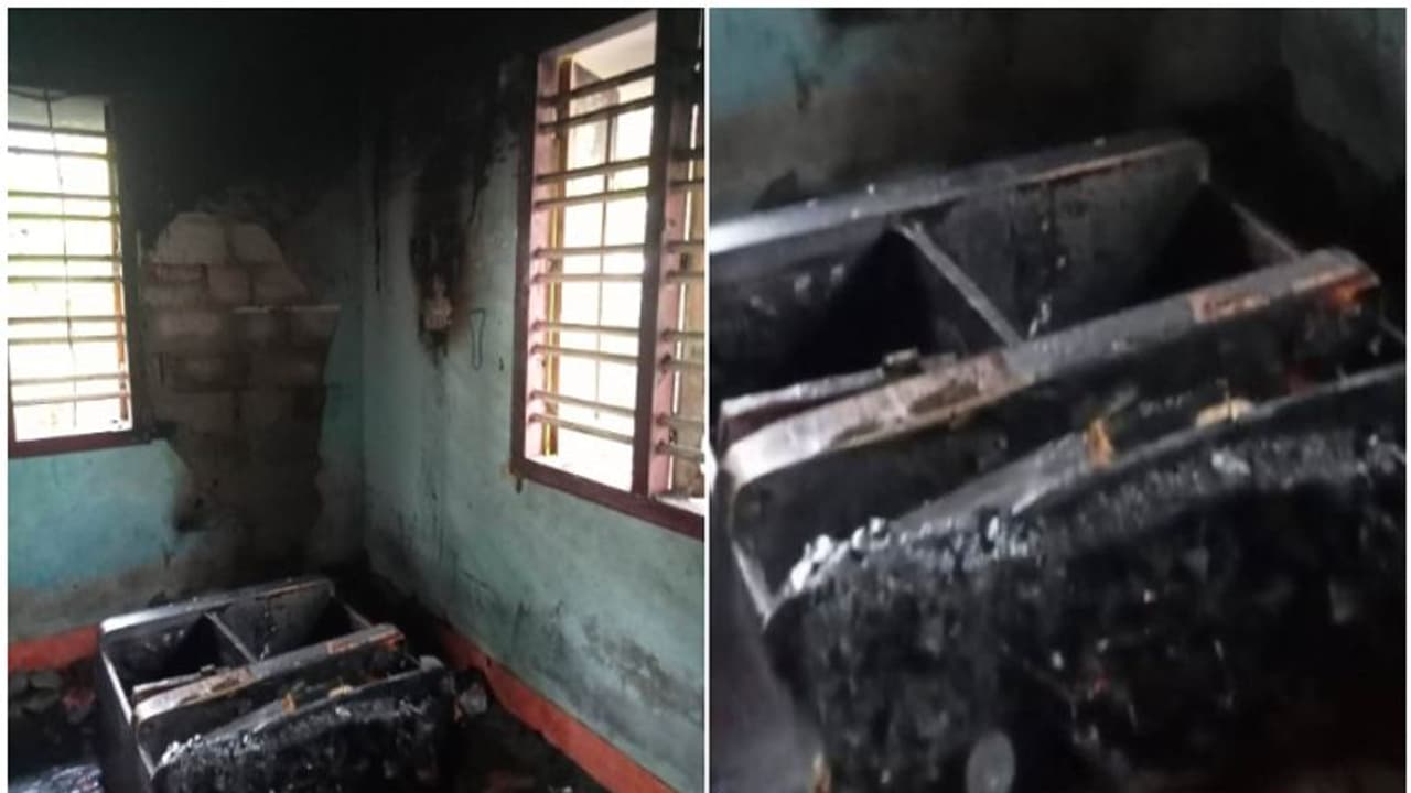 ആലപ്പുഴയില് വീടിന് തീപിടിച്ചു; തീയും പുകയും ആദ്യം ഉയര്ന്നത് ടി വിയിൽ നിന്ന്, ഹാള് കത്തിനശിച്ചു ആലപ്പുഴയില് വീടിന് തീപിടിച്ചു; തീയും പുകയും ആദ്യം ഉയര്ന്നത് ടി വിയിൽ നിന്ന്, ഹാള് കത്തിനശിച്ചു