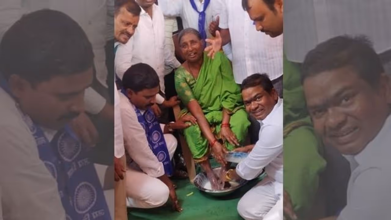 ఆయన రూటే సపరేటు.. దళిత మహిళ కాళ్లు పాలతో కడిగిన టీఆర్ఎస్ ఎమ్మెల్యే ఆయన రూటే సపరేటు.. దళిత మహిళ కాళ్లు పాలతో కడిగిన టీఆర్ఎస్ ఎమ్మెల్యే