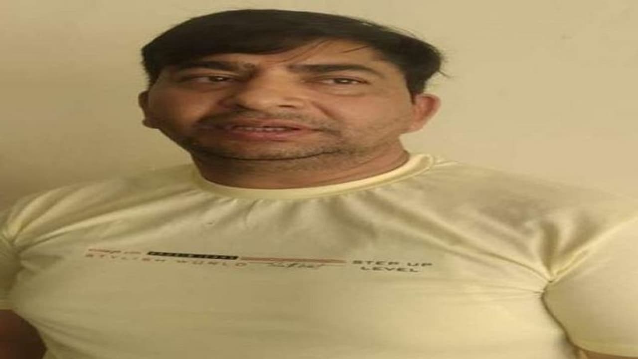 मेरठ में दो लाख का इनामी गोतस्कर अकबर बंजारा दो भाईयों समेत हुआ गिरफ्तार, कई राज्यों में करता था सप्लाई मेरठ में दो लाख का इनामी गोतस्कर अकबर बंजारा दो भाईयों समेत हुआ गिरफ्तार, कई राज्यों में करता था सप्लाई