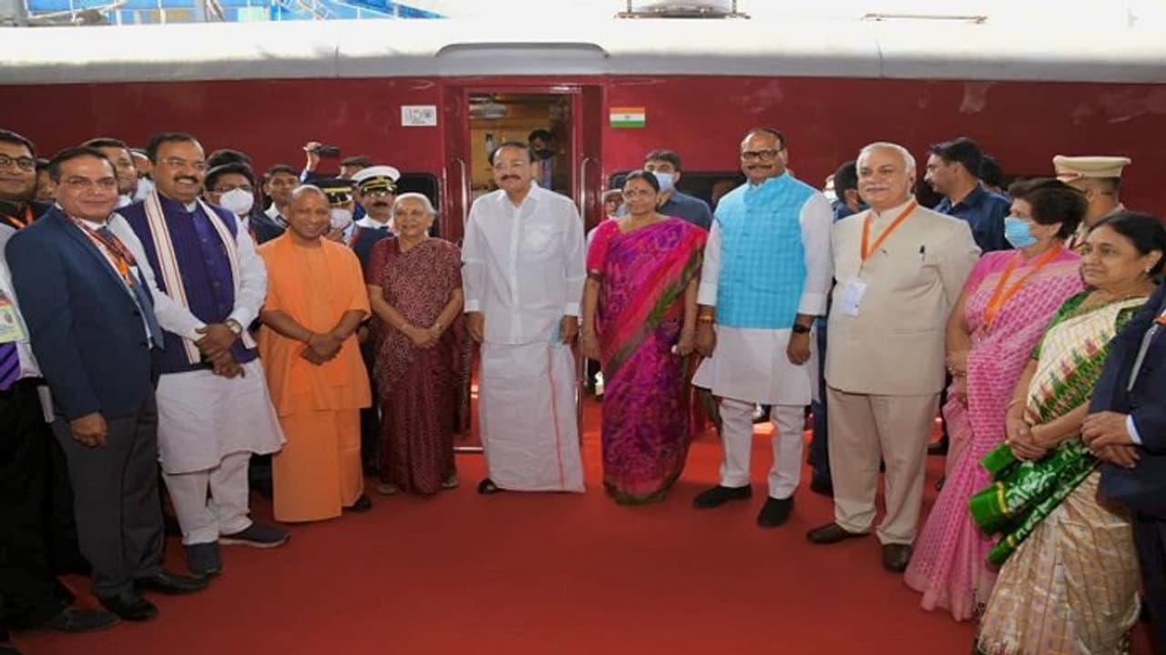 उपराष्ट्रपति वेंकैया नायडू के स्वागत के लिए तैयार रामनगरी, दर्शन मार्ग से लेकर गर्भगृह तक की गई ये तैयारियां उपराष्ट्रपति वेंकैया नायडू के स्वागत के लिए तैयार रामनगरी, दर्शन मार्ग से लेकर गर्भगृह तक की गई ये तैयारियां