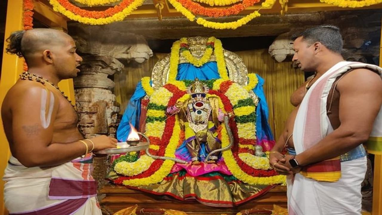 ఒంటిమిట్టలో బ్రహ్మోత్సవాలు.. శివధనుర్భంగాలంకారంలో దర్శనమిచ్చిన కోదండరామస్వామి... ఒంటిమిట్టలో బ్రహ్మోత్సవాలు.. శివధనుర్భంగాలంకారంలో దర్శనమిచ్చిన కోదండరామస్వామి...