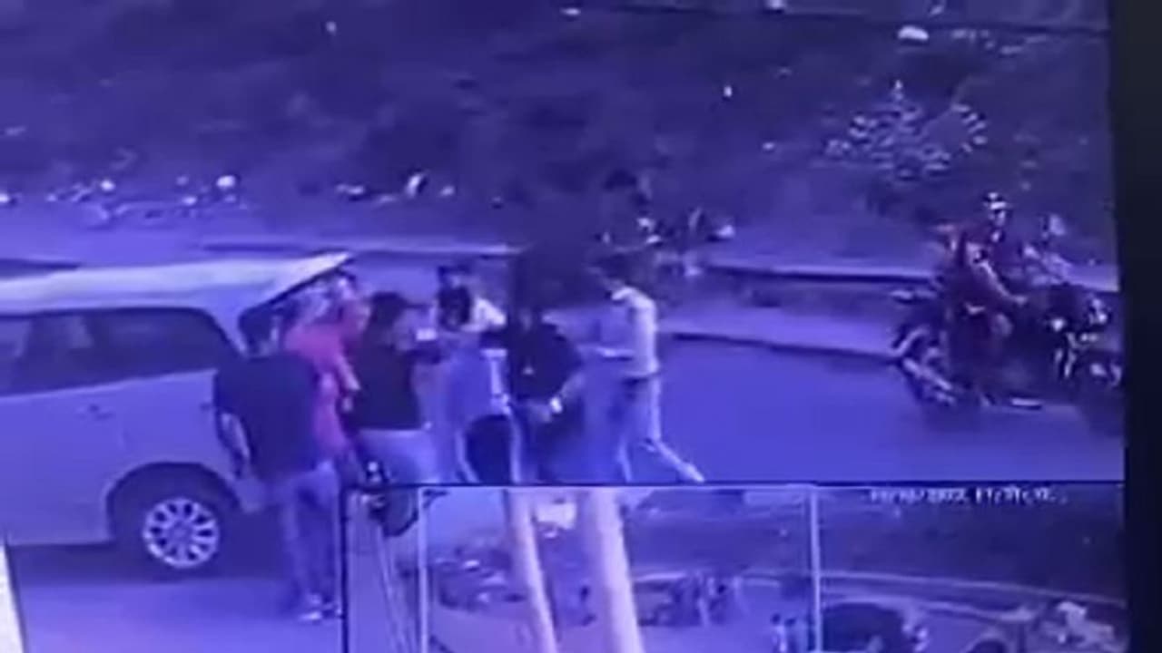 गाड़ी की मामूली टक्कर के बाद पहुंचे दबंग ने कहा सैफई में सीएमओ हूं, तुम्हे मरवा दूंगा गाड़ी की मामूली टक्कर के बाद पहुंचे दबंग ने कहा सैफई में सीएमओ हूं, तुम्हे मरवा दूंगा