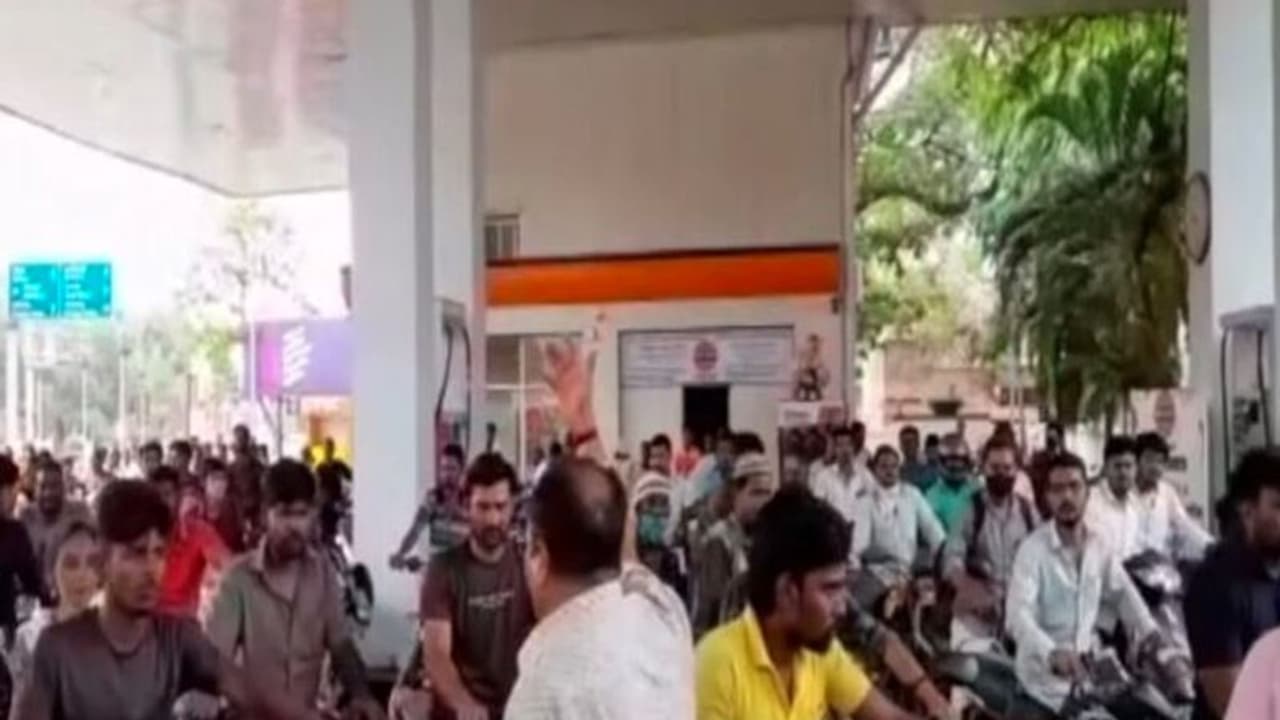 महाराष्ट्र में एक रुपए लीटर पेट्रोल ! जब सस्ता तेल खरीदने लग गई हजारों की लाइन, भीड़ इतनी कि बुलानी पड़ी पुलिस महाराष्ट्र में एक रुपए लीटर पेट्रोल ! जब सस्ता तेल खरीदने लग गई हजारों की लाइन, भीड़ इतनी कि बुलानी पड़ी पुलिस