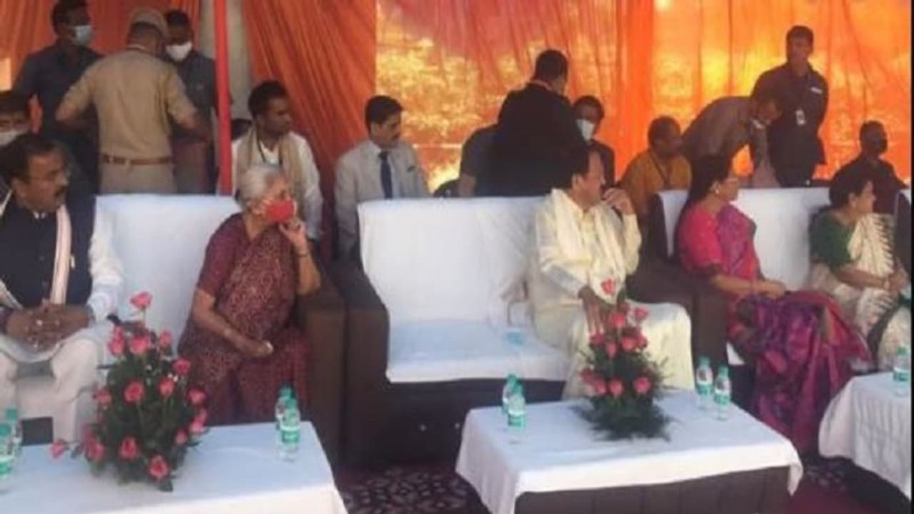 प्रेसिडेंसियल ट्रेन से अयोध्या पहुंचे उपराष्ट्रपति वेंकैया नायडू, राम मंदिर निर्माण की प्रगति देखी प्रेसिडेंसियल ट्रेन से अयोध्या पहुंचे उपराष्ट्रपति वेंकैया नायडू, राम मंदिर निर्माण की प्रगति देखी