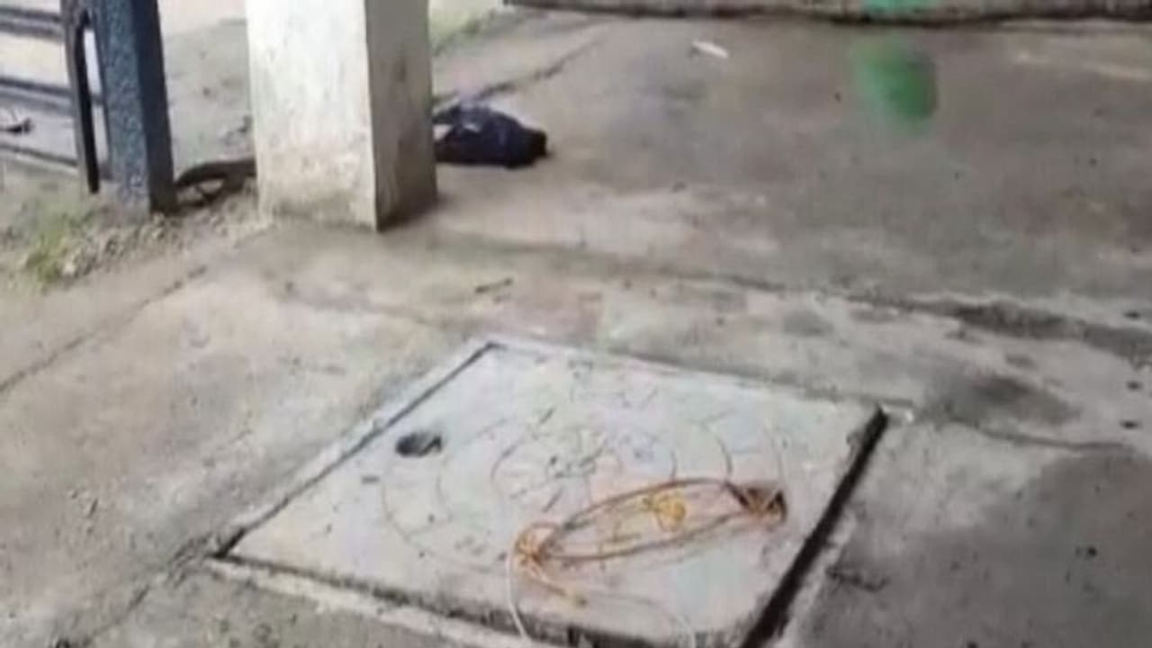 சென்னையில் அதிர்ச்சி சம்பவம்.. விஷவாயு தாக்கி 3 பேர் உயிரிழப்பு.. ஒருவர் கவலைக்கிடம்..! சென்னையில் அதிர்ச்சி சம்பவம்.. விஷவாயு தாக்கி 3 பேர் உயிரிழப்பு.. ஒருவர் கவலைக்கிடம்..!