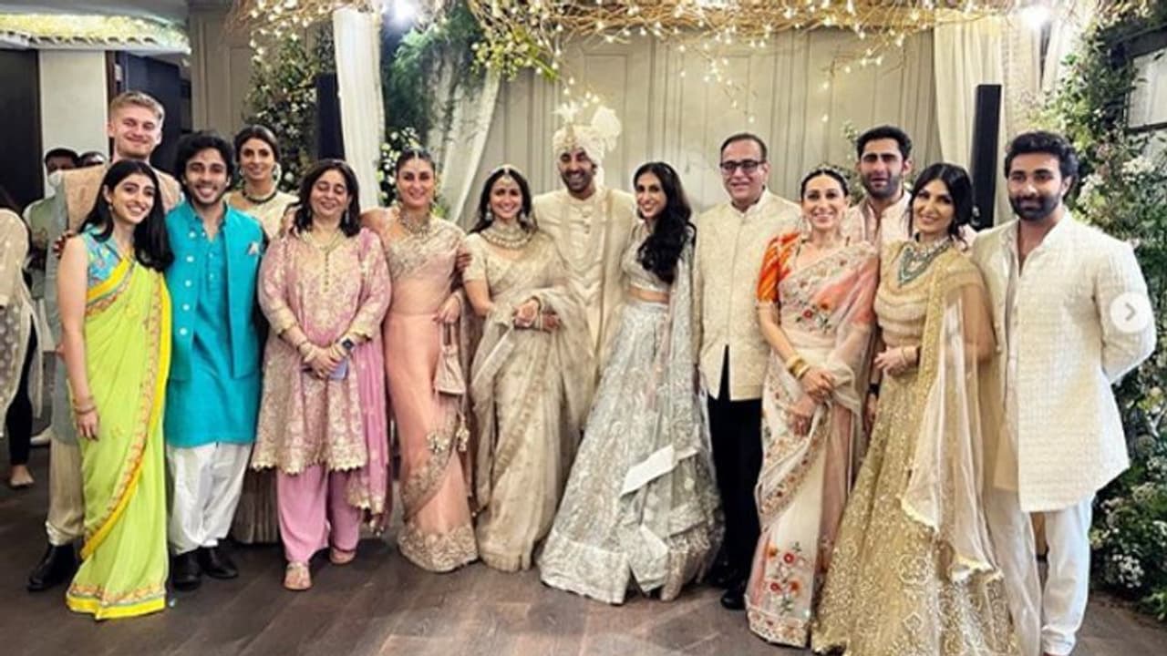 नीतू सिंह की बहू बन आलिया भट्ट हुई फैमिली में शामिल, इस तरह कपूर खानदान संग एक ही फ्रेम में आई नजर नीतू सिंह की बहू बन आलिया भट्ट हुई फैमिली में शामिल, इस तरह कपूर खानदान संग एक ही फ्रेम में आई नजर