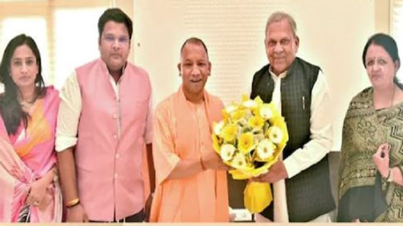 सीएम योगी से सांसद सुखराम सिंह यादव ने की मुलाकात, जल्द ही समाजवादी पार्टी को लग सकता है बड़ा झटका सीएम योगी से सांसद सुखराम सिंह यादव ने की मुलाकात, जल्द ही समाजवादी पार्टी को लग सकता है बड़ा झटका