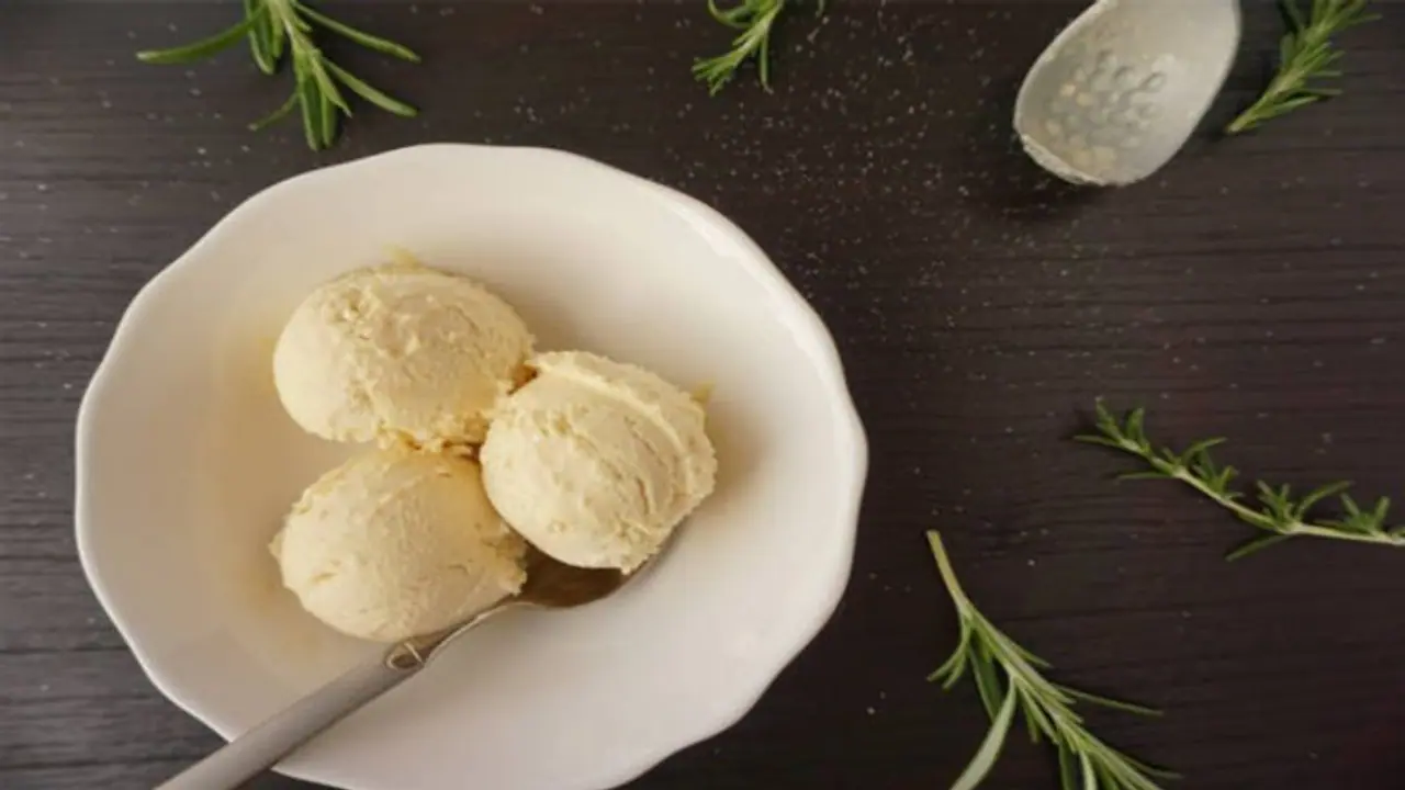 आइसक्रीम खाने का है मन, लेकिन नहीं है फ्रिज, तो टेंशन ना लें इस तरह बिना फ्रीज के 5 मिनट में जमाएं Ice Cream