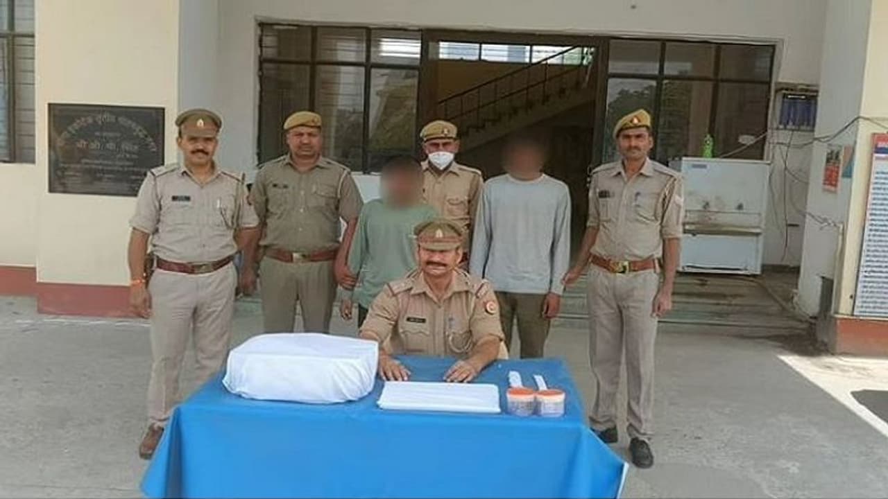 नकली नोट छापने वाले दो आरोपित चढ़े पुलिस के हत्थे, जानिए कहां करते थे नकली पैसे का इस्तेमाल नकली नोट छापने वाले दो आरोपित चढ़े पुलिस के हत्थे, जानिए कहां करते थे नकली पैसे का इस्तेमाल