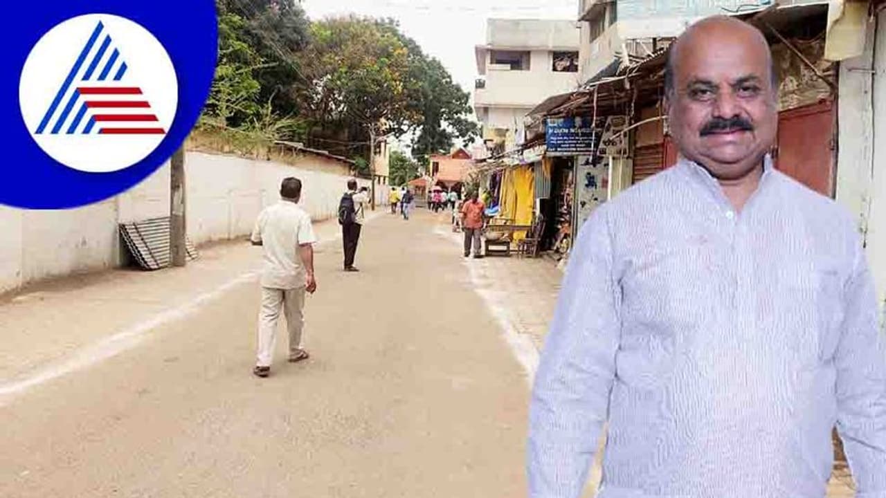 ಸಿಎಂ ಬೊಮ್ಮಾಯಿಗೆ ಝೀರೋ ಟ್ರಾಫಿಕ್ ವ್ಯವಸ್ಥೆ: ಅಂಗಡಿ ಮುಚ್ಚಿಸಿದ ಪೊಲೀಸರು, ವ್ಯಾಪಾರಸ್ಥರ ಆಕ್ರೋಶ ಸಿಎಂ ಬೊಮ್ಮಾಯಿಗೆ ಝೀರೋ ಟ್ರಾಫಿಕ್ ವ್ಯವಸ್ಥೆ: ಅಂಗಡಿ ಮುಚ್ಚಿಸಿದ ಪೊಲೀಸರು, ವ್ಯಾಪಾರಸ್ಥರ ಆಕ್ರೋಶ