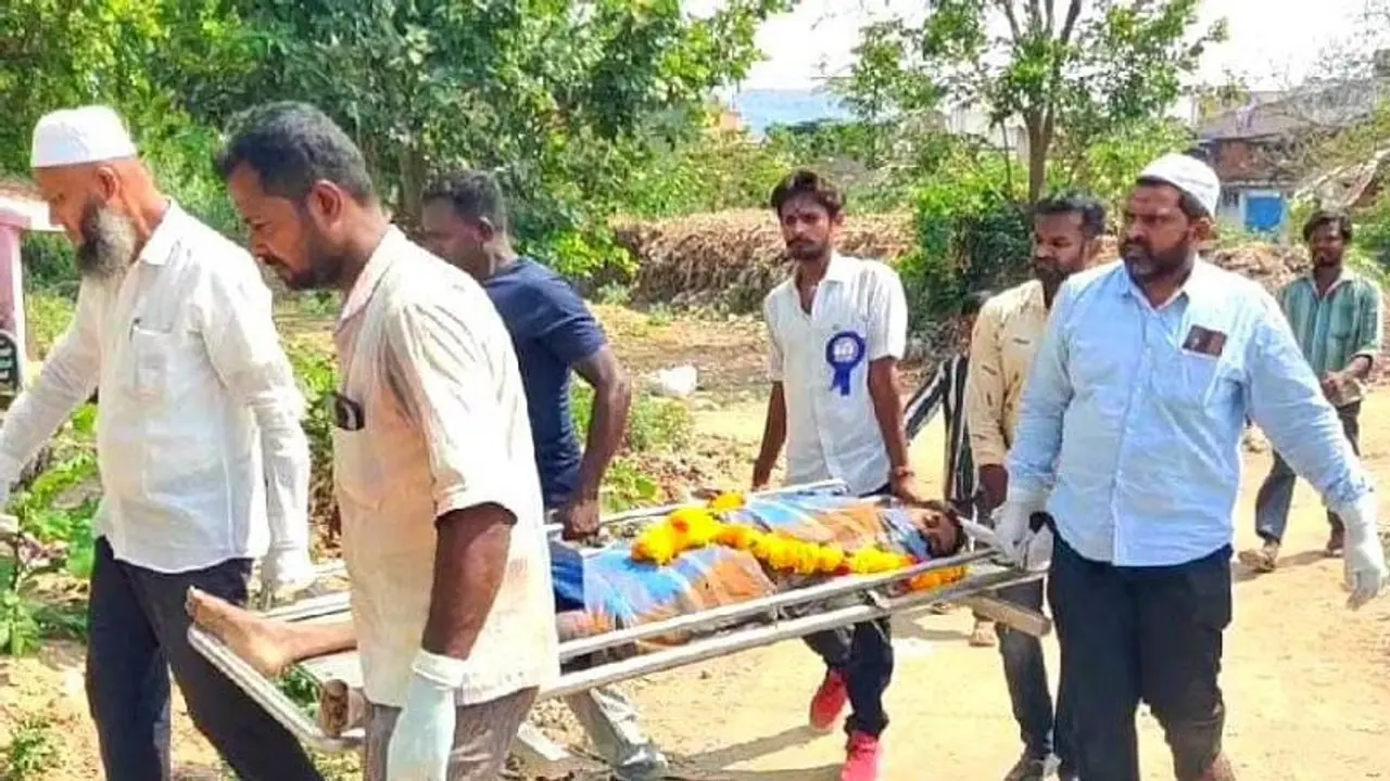 இந்து இளைஞனின் சடலத்தை சுமந்து சொன்று அடக்கம் செய்த இசுலாமியர்கள்.. இதுக்கு பேர்தான் சார் இந்தியா..? இந்து இளைஞனின் சடலத்தை சுமந்து சொன்று அடக்கம் செய்த இசுலாமியர்கள்.. இதுக்கு பேர்தான் சார் இந்தியா..?