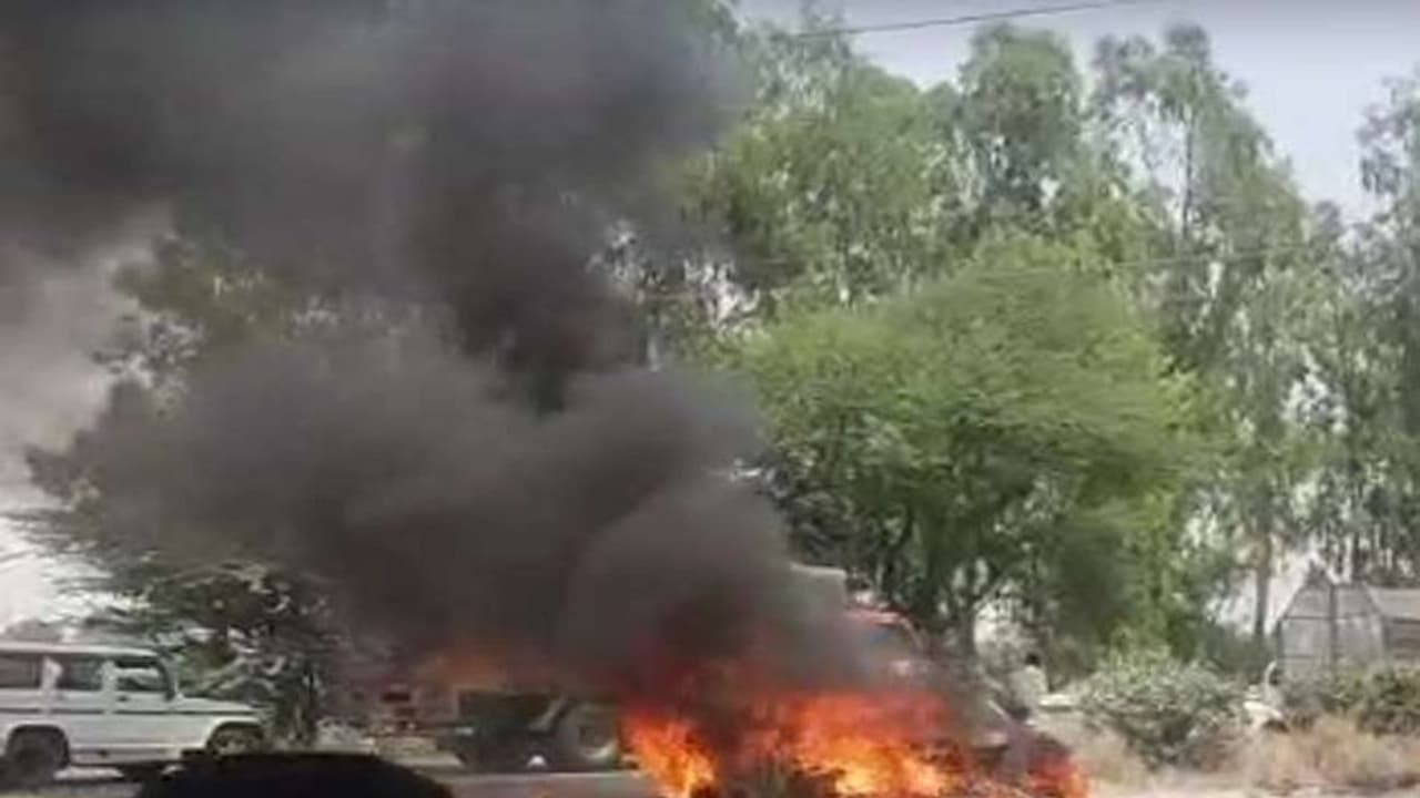 हरियाणा में दिल दहलाने वाला हादसा : ट्रक की टक्कर के बाद कार में आग, 45 मिनट तक जिंदा जलते रहे तीन शख्स हरियाणा में दिल दहलाने वाला हादसा : ट्रक की टक्कर के बाद कार में आग, 45 मिनट तक जिंदा जलते रहे तीन शख्स