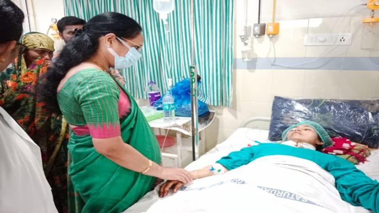 AP News: నడిరోడ్డుపైనే యువతి గొంతుకోసిన ప్రియుడు... సత్తెనపల్లి ఘటనపై మహిళా కమీషన్ ఛైర్ పర్సన్ సీరియస్ AP News: నడిరోడ్డుపైనే యువతి గొంతుకోసిన ప్రియుడు... సత్తెనపల్లి ఘటనపై మహిళా కమీషన్ ఛైర్ పర్సన్ సీరియస్