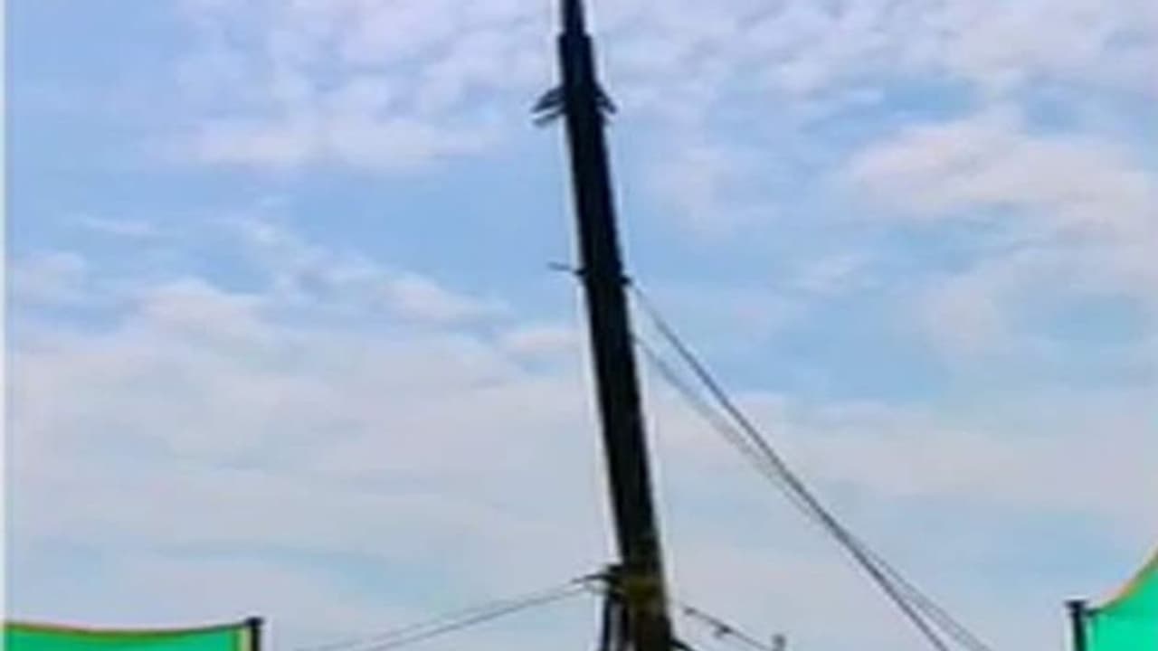 కాకినాడ జిల్లా: శివాలయ పున: ప్రతిష్టాపనలో అపశృతి.. భక్తులపై పడ్డ ధ్వజస్తంభం, పలువురికి గాయాలు