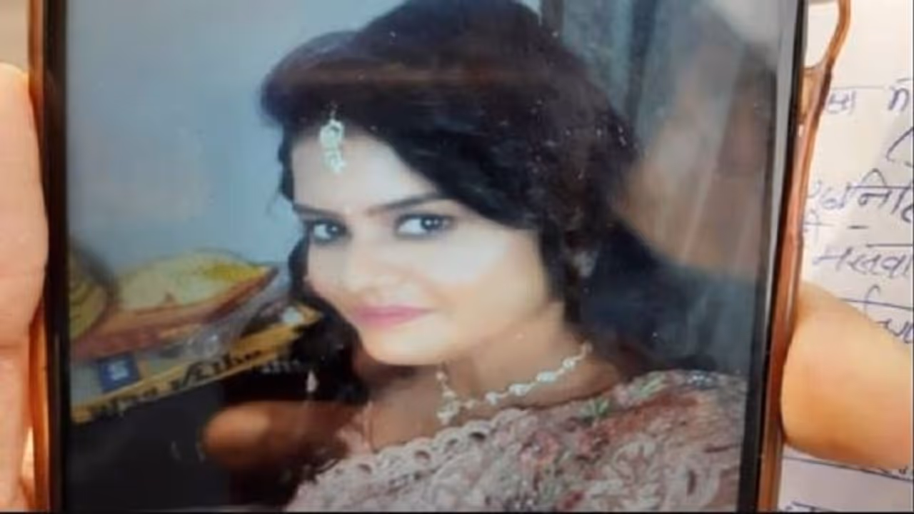 रात में बात करने के चंद घंटे बाद ही मनीषा ने लगा ली फांसी, परिजन अभी भी नहीं समझ पा रहे वजह रात में बात करने के चंद घंटे बाद ही मनीषा ने लगा ली फांसी, परिजन अभी भी नहीं समझ पा रहे वजह