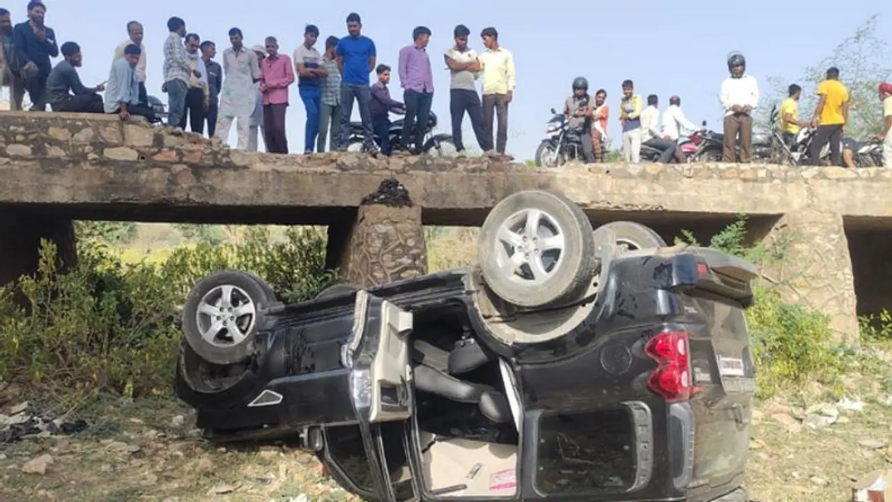 चमत्कार! 30 फीट ऊंची पुलिया से गिरी कार लेकिन बाल भी बांका नहीं हुआ, ग्रामीणों ने कहा हनुमान जी करते हैं रक्षा चमत्कार! 30 फीट ऊंची पुलिया से गिरी कार लेकिन बाल भी बांका नहीं हुआ, ग्रामीणों ने कहा हनुमान जी करते हैं रक्षा