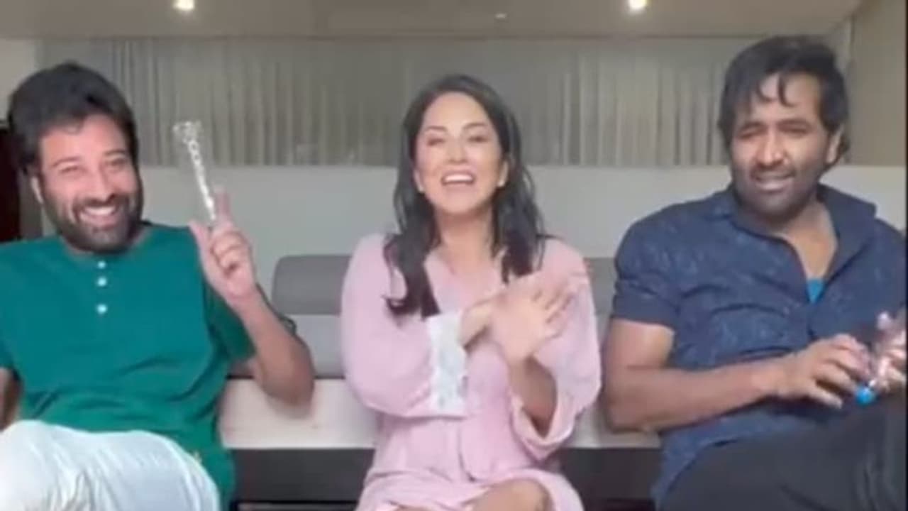 Sunny Leone: ఇద్దరు మగాళ్ల మధ్యలో కూర్చొని సన్నీ లియోన్ ఫన్నీ గేమ్... మంచు విష్ణుదే అదృష్టం!