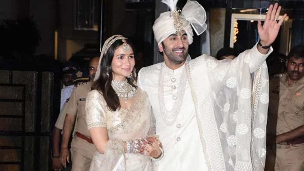 रणबीर आलिया को शादी में मिले दो स्पेशल गिफ्ट,इनकी चमक के आगे फीकी पड़ गई सबके तोहफे रणबीर आलिया को शादी में मिले दो स्पेशल गिफ्ट,इनकी चमक के आगे फीकी पड़ गई सबके तोहफे