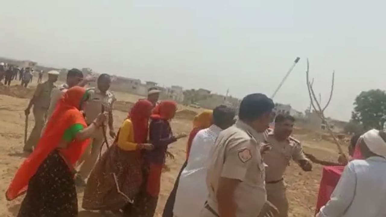 झगड़े की सूचना पर पहुंची पुलिस पर लोगों ने किया हमला, थानाधिकारी का सिर फूटा, 6 पुलिसकर्मी घायल