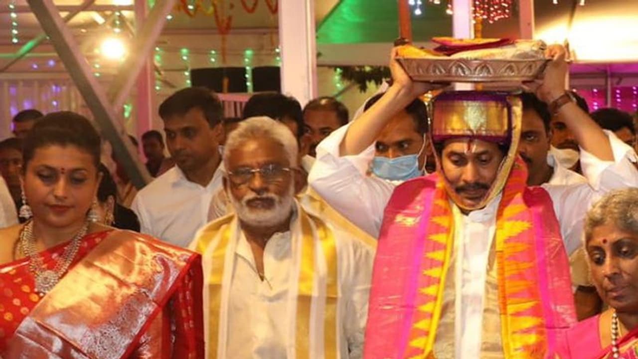 వైభవంగా ఒంటిమిట్ట కల్యాణోత్సవం.. సీతారాములకు పట్టువస్త్రాలు సమర్పించిన జగన్ వైభవంగా ఒంటిమిట్ట కల్యాణోత్సవం.. సీతారాములకు పట్టువస్త్రాలు సమర్పించిన జగన్