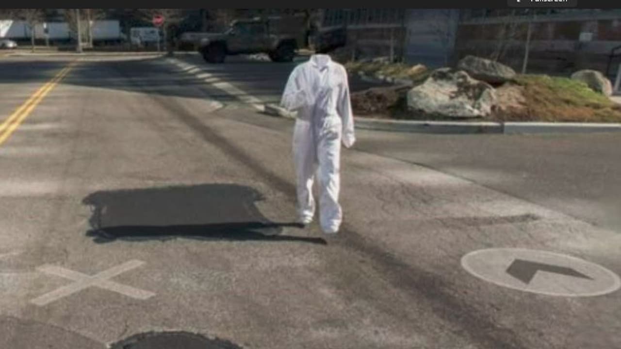 Headless Man ತಲೆ ಇಲ್ಲ, ಕೈಕಾಲಿಲ್ಲ, ಹಜ್ಮತ್ ಸ್ಯೂಟ್ನಲ್ಲಿ ನಡೆದಾಡುವ ಮನುಷ್ಯ ಗೂಗಲ್ ಮ್ಯಾಪ್ನಲ್ಲಿ ಪತ್ತೆ! Headless Man ತಲೆ ಇಲ್ಲ, ಕೈಕಾಲಿಲ್ಲ, ಹಜ್ಮತ್ ಸ್ಯೂಟ್ನಲ್ಲಿ ನಡೆದಾಡುವ ಮನುಷ್ಯ ಗೂಗಲ್ ಮ್ಯಾಪ್ನಲ್ಲಿ ಪತ್ತೆ!