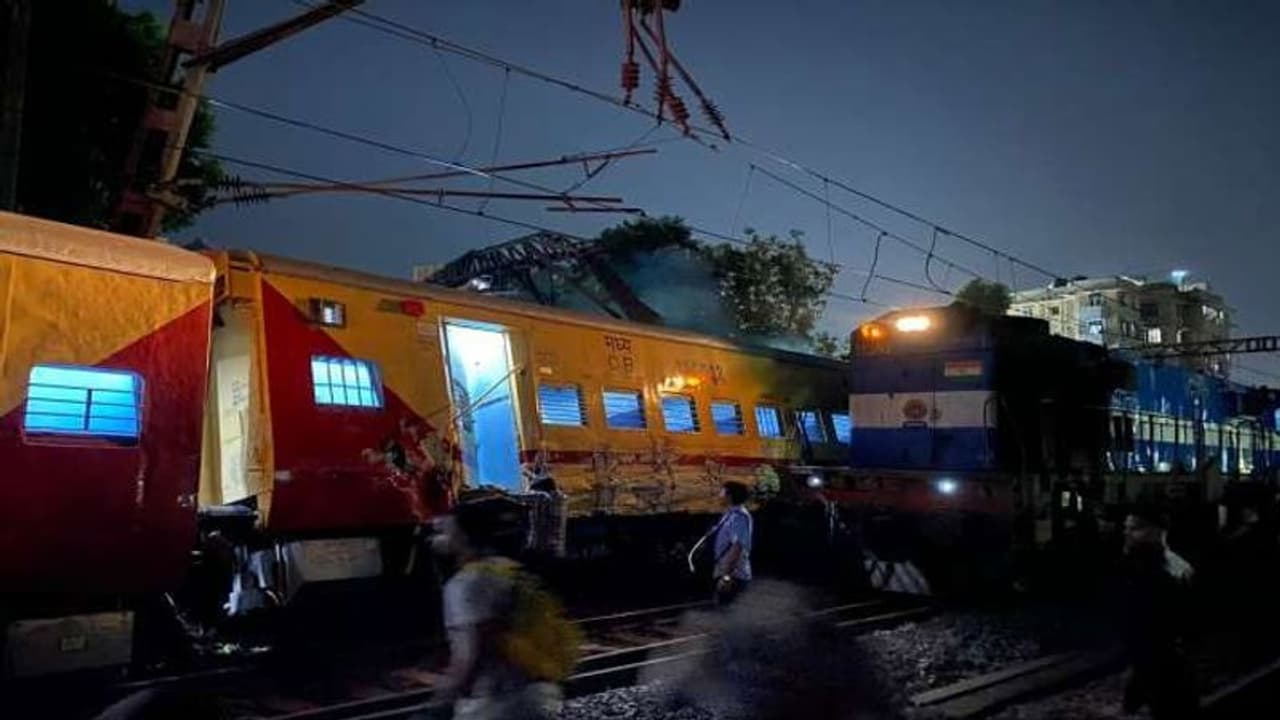 పట్టాలు తప్పిన దాదర్ పుదుచ్చేరి ఎక్స్ప్రెస్.. వేరే ట్రైన్ కు ఢీ కొట్టడంతో ఘటన.. తప్పిన పెను ప్రమాదం.... పట్టాలు తప్పిన దాదర్ పుదుచ్చేరి ఎక్స్ప్రెస్.. వేరే ట్రైన్ కు ఢీ కొట్టడంతో ఘటన.. తప్పిన పెను ప్రమాదం....