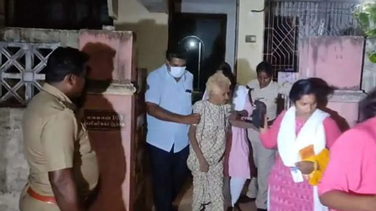 10 ஆண்டுகளான மூதாட்டி ஹவுஸ் அரெஸ்ட்.. 2 மகன் இருந்தும் பசியால் மண்ணை தின்ற கொடுமை.!