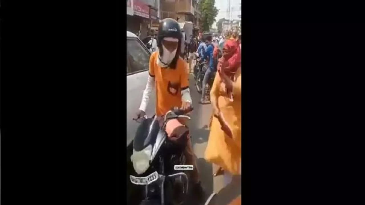 സ്കൂട്ടറിൽ ഇടിച്ച ഫുഡ് ഡെലിവറി ബോയിയെ ചെരുപ്പൂരിയടിച്ച് യുവതി, വീഡിയോ വൈറൽ