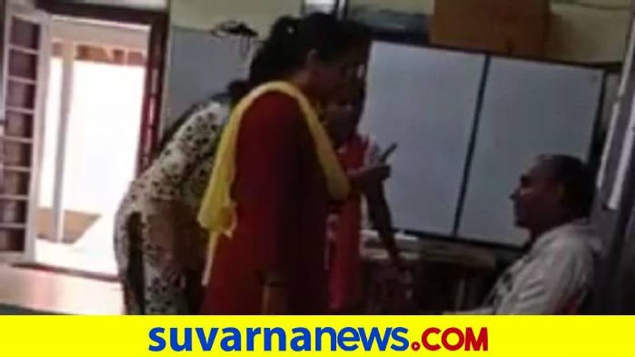 ಹೆಣ್ಮಕ್ಳೇ ಸ್ಟ್ರಾಂಗು ಗುರು: ಮಹಿಳಾ ಸಿಬ್ಬಂದಿ ಜತೆ ಅಸಭ್ಯ ವರ್ತನೆ: ಉಪನ್ಯಾಸಕನಿಗೆ ಹಿಗ್ಗಾಮುಗ್ಗಾ ಥಳಿತ ಹೆಣ್ಮಕ್ಳೇ ಸ್ಟ್ರಾಂಗು ಗುರು: ಮಹಿಳಾ ಸಿಬ್ಬಂದಿ ಜತೆ ಅಸಭ್ಯ ವರ್ತನೆ: ಉಪನ್ಯಾಸಕನಿಗೆ ಹಿಗ್ಗಾಮುಗ್ಗಾ ಥಳಿತ