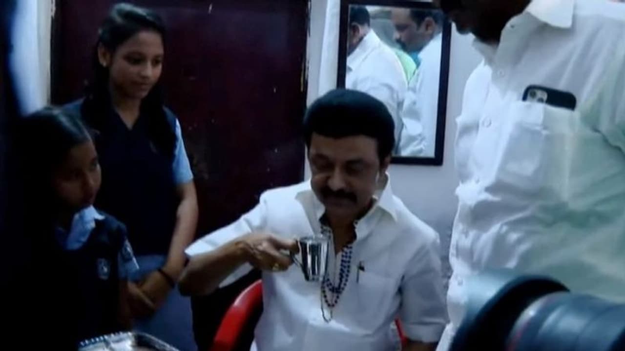 M K Stalin : മുഖ്യമന്ത്രി വരുമോ എന്ന് കുട്ടി, ആദിവാസി വീട് സന്ദര്ശിച്ച് സ്റ്റാലിൻ, ഭക്ഷണവും കഴിച്ച് മടക്കം M K Stalin : മുഖ്യമന്ത്രി വരുമോ എന്ന് കുട്ടി, ആദിവാസി വീട് സന്ദര്ശിച്ച് സ്റ്റാലിൻ, ഭക്ഷണവും കഴിച്ച് മടക്കം