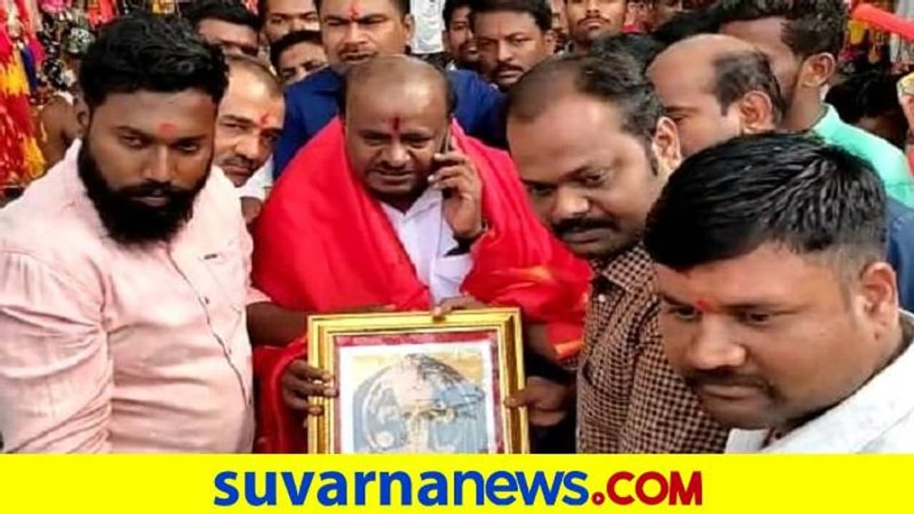Hanuman Jayanti: ಯಲಗೂರು ಆಂಜನೇಯ ದರ್ಶನ ಪಡೆದ ಮಾಜಿ ಸಿಎಂ: HDK ಸಾಫ್ಟ್ ಹಿಂದೂತ್ವ ಪ್ರದರ್ಶನ..! Hanuman Jayanti: ಯಲಗೂರು ಆಂಜನೇಯ ದರ್ಶನ ಪಡೆದ ಮಾಜಿ ಸಿಎಂ: HDK ಸಾಫ್ಟ್ ಹಿಂದೂತ್ವ ಪ್ರದರ್ಶನ..!