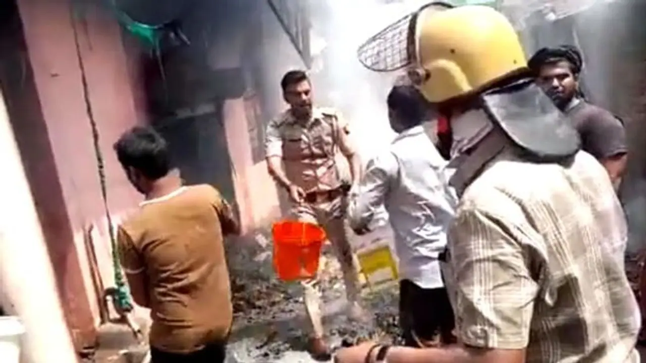 Love Jihad ಹಿಂದೂ ಹುಡುಗಿ ಪ್ರೀತಿಸಿ ಕಿಡ್ನಾಪ್ ಆರೋಪ, ಎರಡು ಮುಸ್ಲಿಮ್ ಮನೆಗೆ ಬೆಂಕಿ! Love Jihad ಹಿಂದೂ ಹುಡುಗಿ ಪ್ರೀತಿಸಿ ಕಿಡ್ನಾಪ್ ಆರೋಪ, ಎರಡು ಮುಸ್ಲಿಮ್ ಮನೆಗೆ ಬೆಂಕಿ!