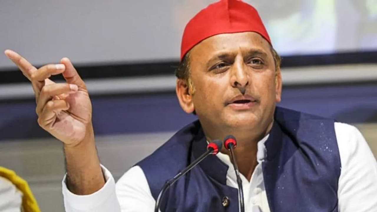 भगवा रंग के कपड़े से मुंह ढक कर स्नैचर ने लूटी चेन, अखिलेश यादव बोले गमछे से पहचानिए चेन लुटेरे कौन 