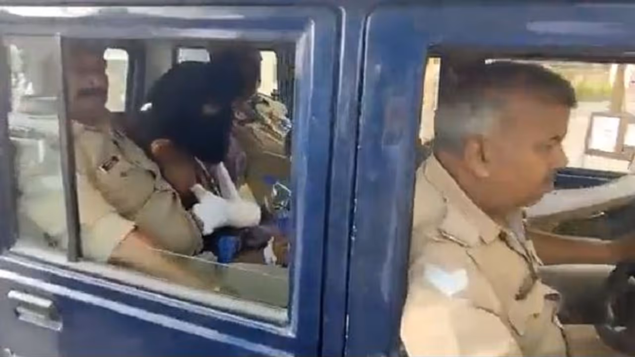 गोरखपुर हमले के आरोपी मुर्तजा पर लगा यूएपीए, अब लखनऊ में होगी मामले की सुनवाई गोरखपुर हमले के आरोपी मुर्तजा पर लगा यूएपीए, अब लखनऊ में होगी मामले की सुनवाई