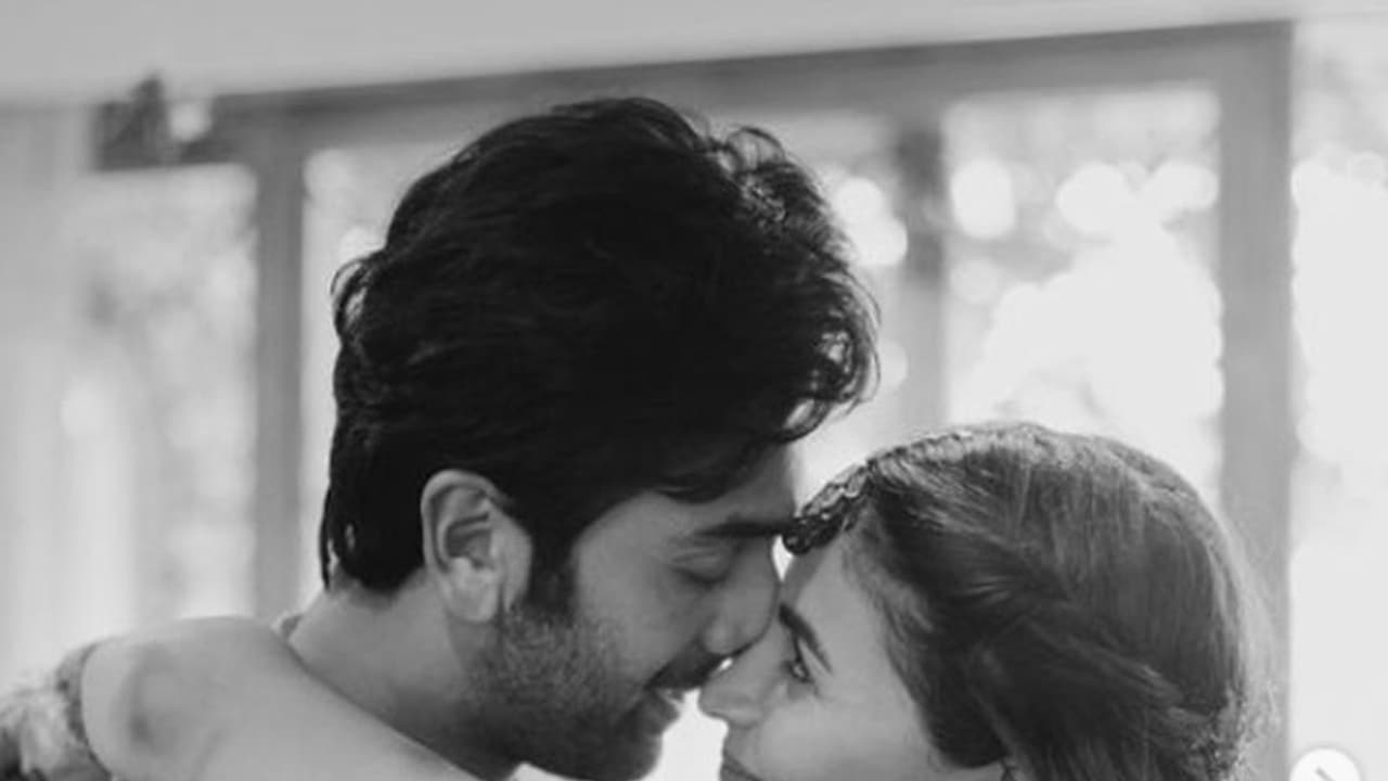 হনিমুনে যাচ্ছেন না রণবীর আলিয়া, কারণটা জানলে অবাক হবেন আপনিও 