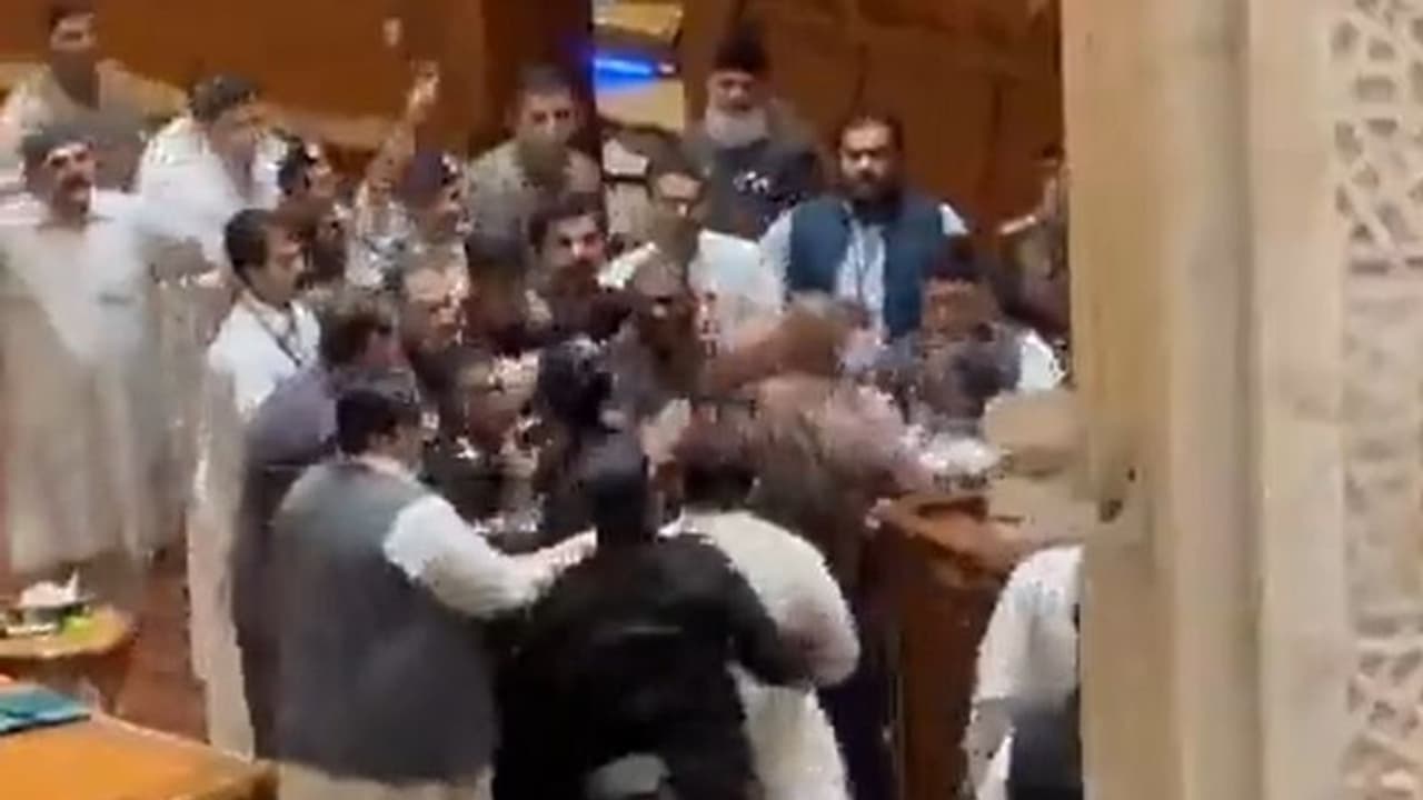 इमरान खान की पार्टी के विधायकों ने डिप्टी स्पीकर को थप्पड़ मारे, बाल खींचे, जंग का मैदान बना पंजाब विधानसभा इमरान खान की पार्टी के विधायकों ने डिप्टी स्पीकर को थप्पड़ मारे, बाल खींचे, जंग का मैदान बना पंजाब विधानसभा