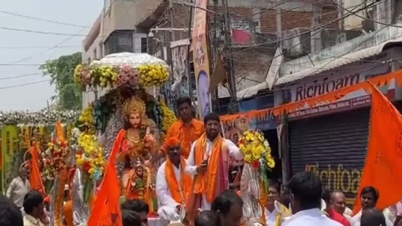 భాగ్య నగరంలో వైభవంగా హనుమాన్ శోభాయాత్ర.. ప్రత్యేక ఆకర్షణగా మహిళల బైక్ ర్యాలీ