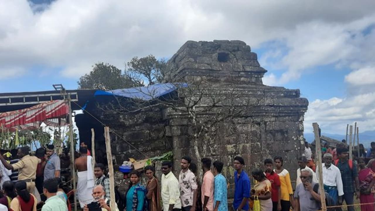 சித்ரா பௌர்ணமிக்கு மட்டுமே இங்கு செல்ல முடியும்.. கண்ணகி கோயில் வரலாறு தெரியுமா? சித்ரா பௌர்ணமிக்கு மட்டுமே இங்கு செல்ல முடியும்.. கண்ணகி கோயில் வரலாறு தெரியுமா?