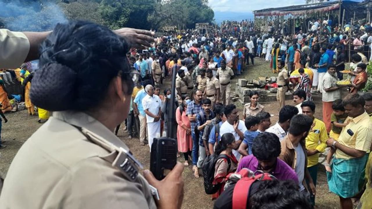 தமிழக கேரள எல்லையில் கண்ணகி கோவில் சித்ரா பவுர்ணமி விழா.! வெகு விமர்சையாக நடைபெற்ற கொடியேற்றம் நிகழ்ச்சி தமிழக கேரள எல்லையில் கண்ணகி கோவில் சித்ரா பவுர்ணமி விழா.! வெகு விமர்சையாக நடைபெற்ற கொடியேற்றம் நிகழ்ச்சி