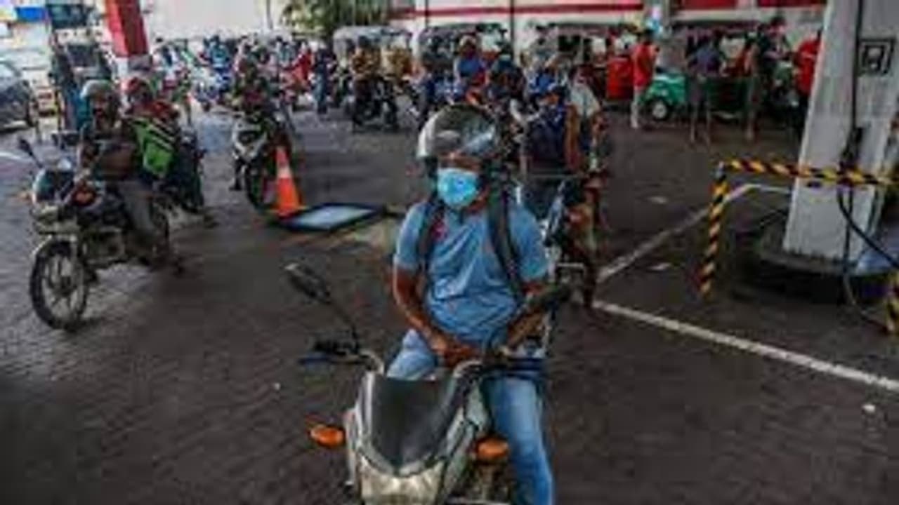 ಲಂಕಾದಲ್ಲಿ ಪೆಟ್ರೋಲ್‌ ದರ ಲೀ.ಗೆ 338 ರು.: ಒಂದೇ ದಿನ 84 ರುಪಾಯಿ ಏರಿಕೆ