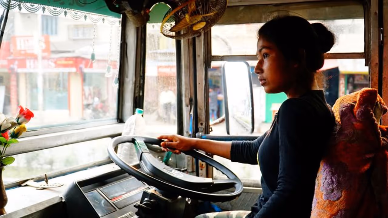 മകള് ഓടിക്കുന്ന ബസില് പിതാവ് കണ്ടക്ടര്; ആവേശം പടര്ത്തുന്ന ഒരു ജീവിതകഥ! മകള് ഓടിക്കുന്ന ബസില് പിതാവ് കണ്ടക്ടര്; ആവേശം പടര്ത്തുന്ന ഒരു ജീവിതകഥ!