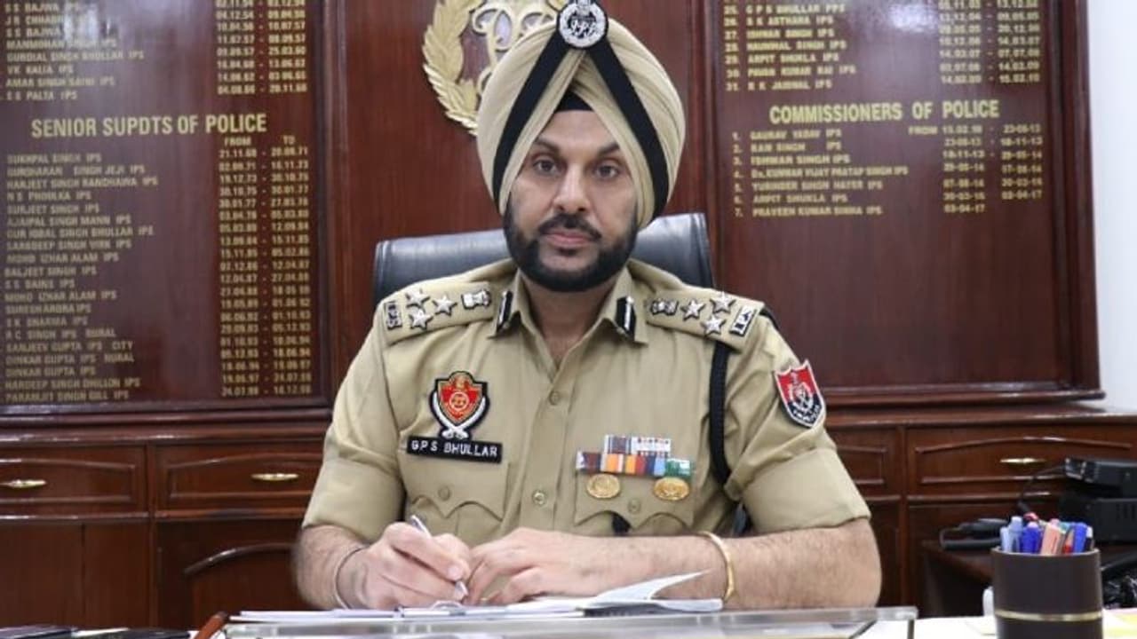 कौन हैं पंजाब का ये IPS अफसर, जिनका भगवंत मान 10 दिन में 3 बार कर चुके हैं तबादला, हर सरकार के बन जाते चहेते कौन हैं पंजाब का ये IPS अफसर, जिनका भगवंत मान 10 दिन में 3 बार कर चुके हैं तबादला, हर सरकार के बन जाते चहेते
