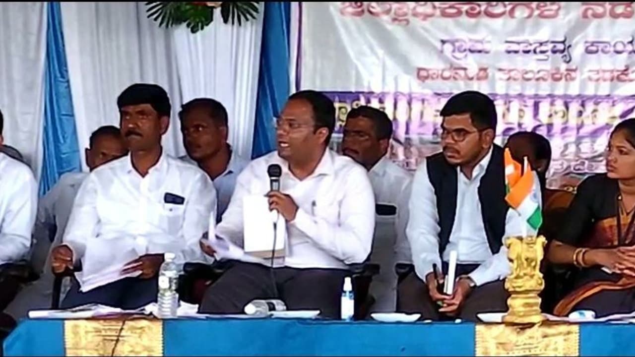 ತಡಕೋಡದಲ್ಲಿ ಜಿಲ್ಲಾಧಿಕಾರಿಗಳ ನಡೆ ಹಳ್ಳಿ ಕಡೆಗೆ, ಗ್ರಾಮೀಣ ಜನರ ಸಮಸ್ಯೆಗಳಿಗೆ ಜಿಲ್ಲಾಡಳಿತದ ಸ್ಪಂದನೆ ತಡಕೋಡದಲ್ಲಿ ಜಿಲ್ಲಾಧಿಕಾರಿಗಳ ನಡೆ ಹಳ್ಳಿ ಕಡೆಗೆ, ಗ್ರಾಮೀಣ ಜನರ ಸಮಸ್ಯೆಗಳಿಗೆ ಜಿಲ್ಲಾಡಳಿತದ ಸ್ಪಂದನೆ