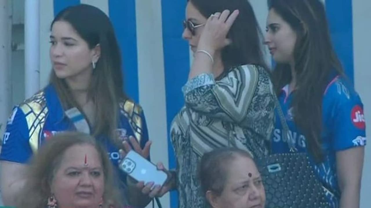 MI vs LSG: MI ஜெர்சியில் மேட்ச்சை பார்த்த சாரா டெண்டுல்கர்..! ஷுப்மன் கில்லை வைத்து கலாய்க்கும் ரசிகர்கள் MI vs LSG: MI ஜெர்சியில் மேட்ச்சை பார்த்த சாரா டெண்டுல்கர்..! ஷுப்மன் கில்லை வைத்து கலாய்க்கும் ரசிகர்கள்