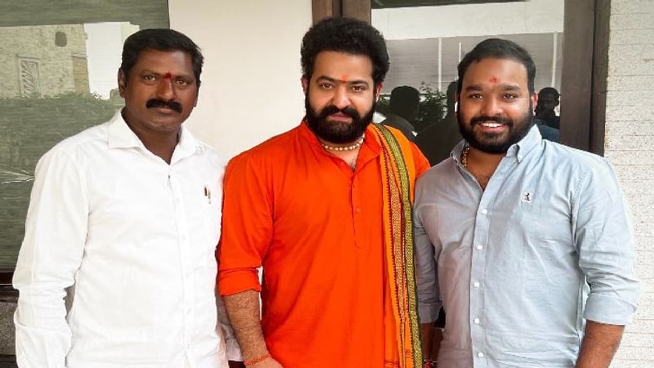 NTR New Look: హనుమాన్ మాలలో ఎన్టీఆర్.. ఫోటో వైరల్.. NTR New Look: హనుమాన్ మాలలో ఎన్టీఆర్.. ఫోటో వైరల్..