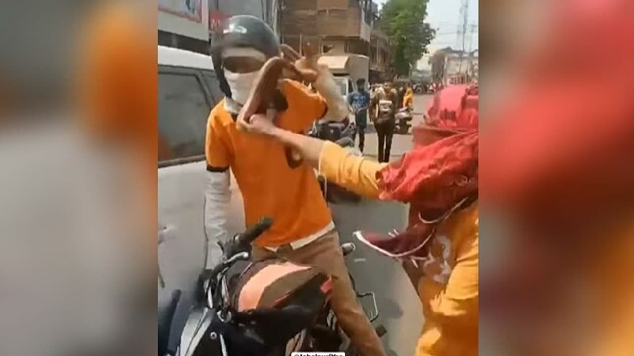 ఫుడ్ డెలివరీ ఏజెంట్ ను చెప్పుతో కొడుతూ.. ఎగిరెగిరి తన్నిన మహిళ.. వైరల్ వీడియో..! ఫుడ్ డెలివరీ ఏజెంట్ ను చెప్పుతో కొడుతూ.. ఎగిరెగిరి తన్నిన మహిళ.. వైరల్ వీడియో..!