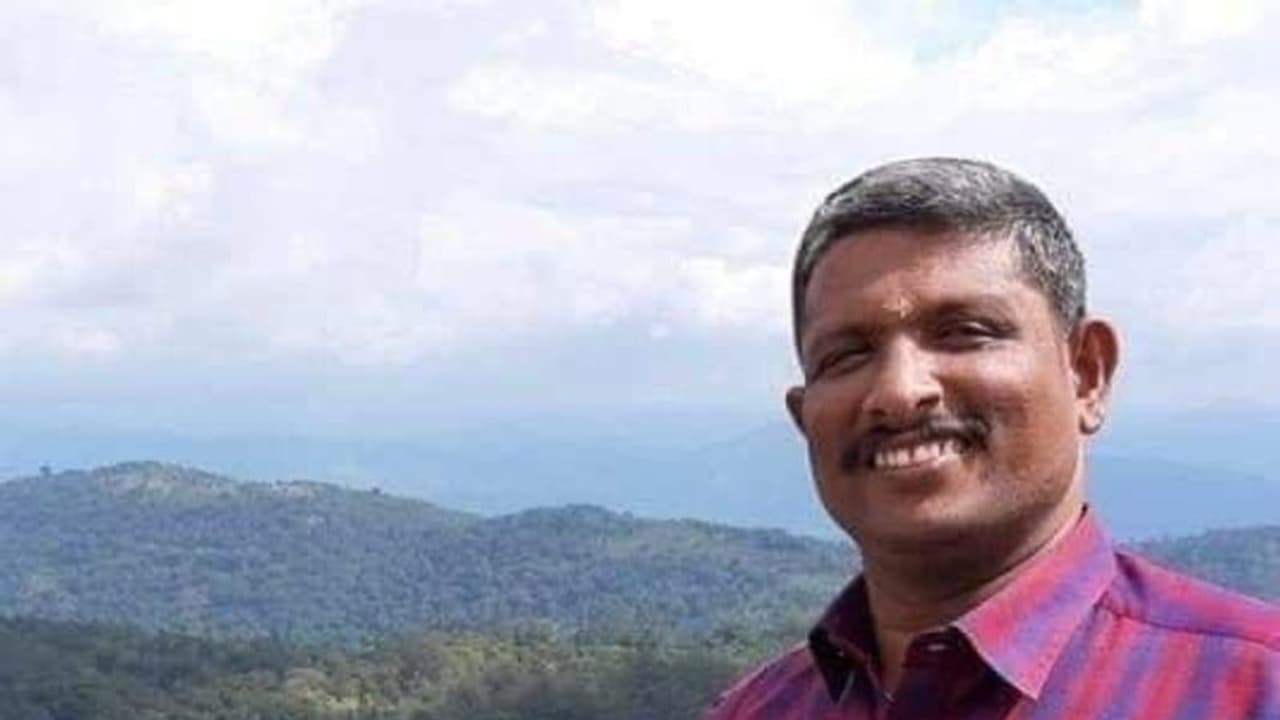 கேரளாவில் பரபரப்பு..! 24 மணி நேரத்தில் 2 கொலை.. ஆர்.எஸ்.எஸ் மர்மகும்பலால் கொடூரமாக வெட்டிக்கொலை.. கேரளாவில் பரபரப்பு..! 24 மணி நேரத்தில் 2 கொலை.. ஆர்.எஸ்.எஸ் மர்மகும்பலால் கொடூரமாக வெட்டிக்கொலை..