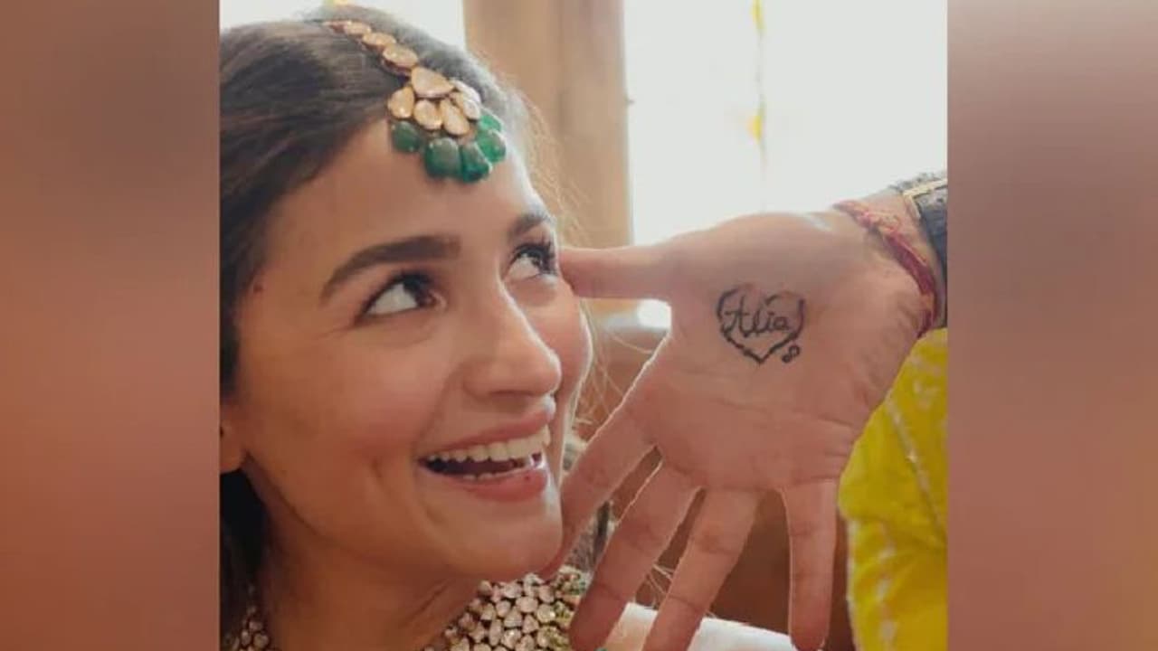 Alia Bhatt and Ranbir Kapoor : രണ്‍ബീറിന്റെ കൈവെള്ളയിലെ അക്ഷരങ്ങള്‍; ആലിയയുടെ ചിരി നിറഞ്ഞ മുഖം