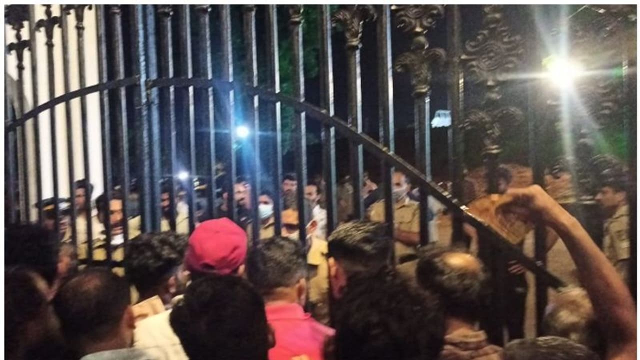 ടിക്കറ്റെടുത്തിട്ടും സന്തോഷ്‌ട്രോഫി ഫൈനൽ മത്സരം കാണാൻ പറ്റാത്തവർക്ക് നഷ്ടപരിഹാരം, 10,000 രൂപ നൽകാൻ ഉത്തരവ്