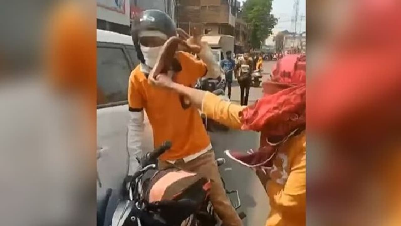 Viral Video : 'ഇത് ശരിയാണോ?'; പരസ്യമായി യുവാവിനെ ചെരുപ്പൂരി അടിക്കുന്ന യുവതി, വീഡിയോ വൈറല് Viral Video : 'ഇത് ശരിയാണോ?'; പരസ്യമായി യുവാവിനെ ചെരുപ്പൂരി അടിക്കുന്ന യുവതി, വീഡിയോ വൈറല്